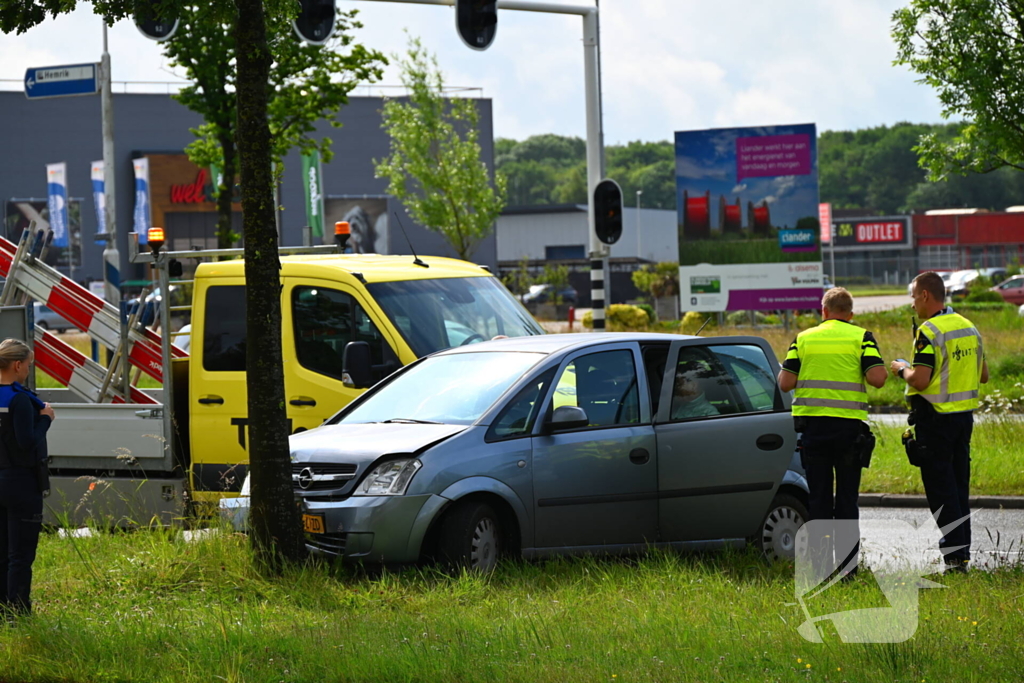 Auto botst tegen boom