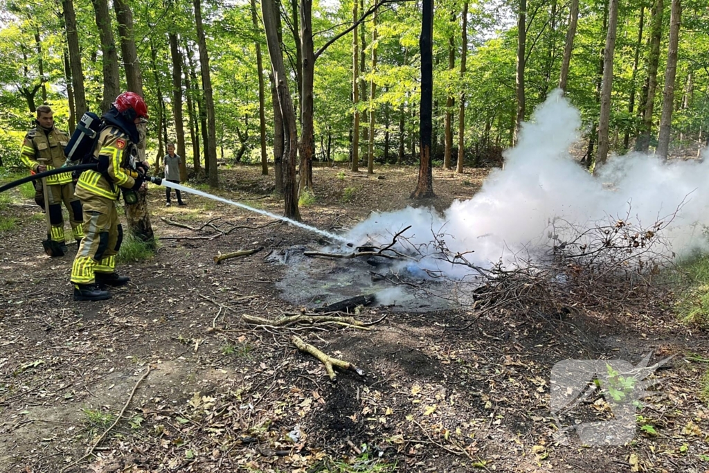 Brandweer blust moeilijk vindbaar vuur