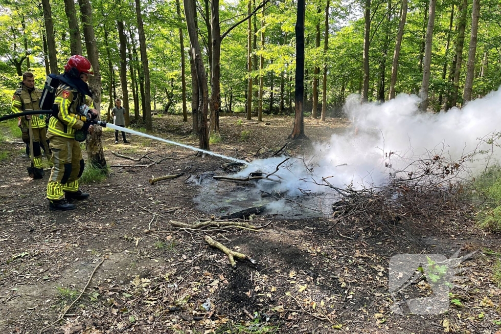 Brandweer blust moeilijk vindbaar vuur