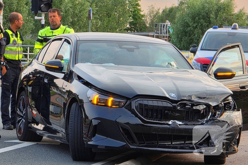 Politieberger sleept auto weg
