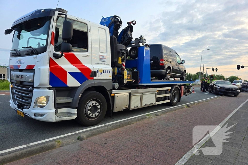 Politieberger sleept auto weg