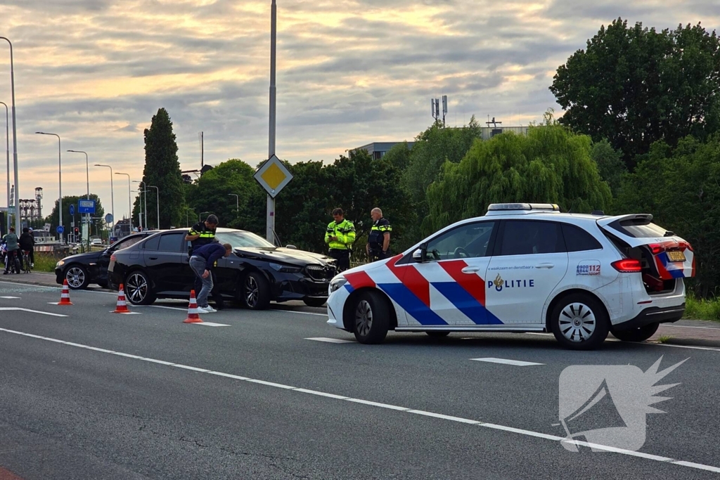 Politieberger sleept auto weg