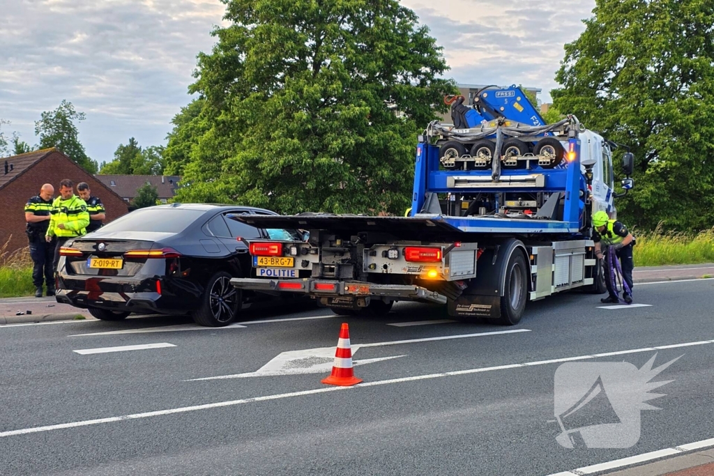 Politieberger sleept auto weg