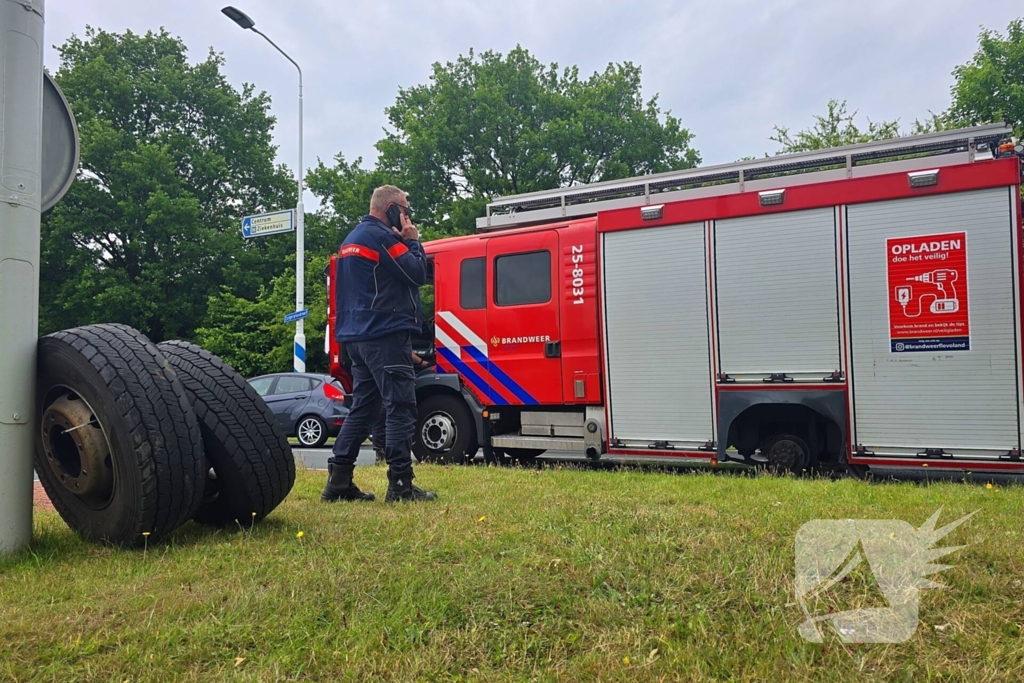 Brandweerwagen verliest wielen tijdens spoed
