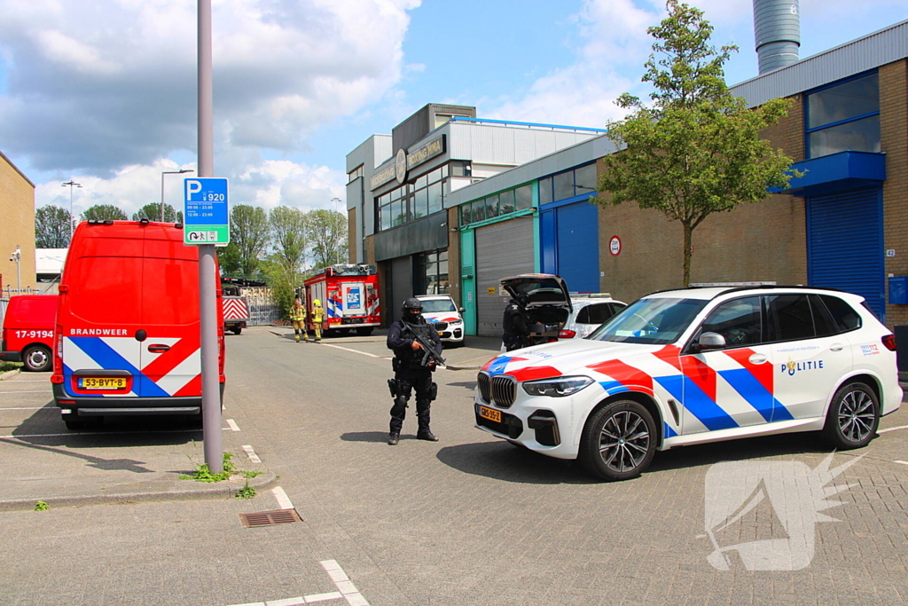 Zwaarbewapende agenten beveiligen drugslab