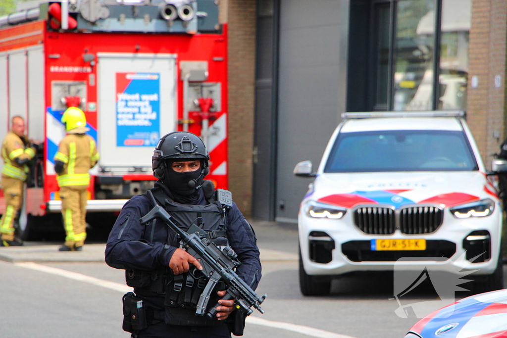 Zwaarbewapende agenten beveiligen drugslab