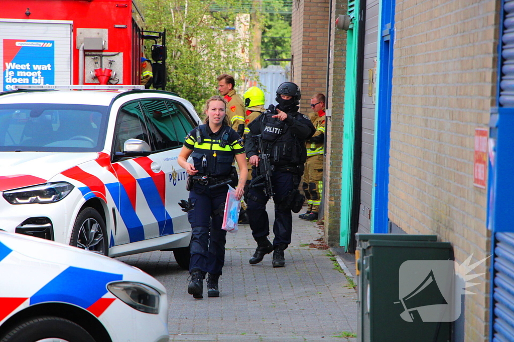 Zwaarbewapende agenten beveiligen drugslab