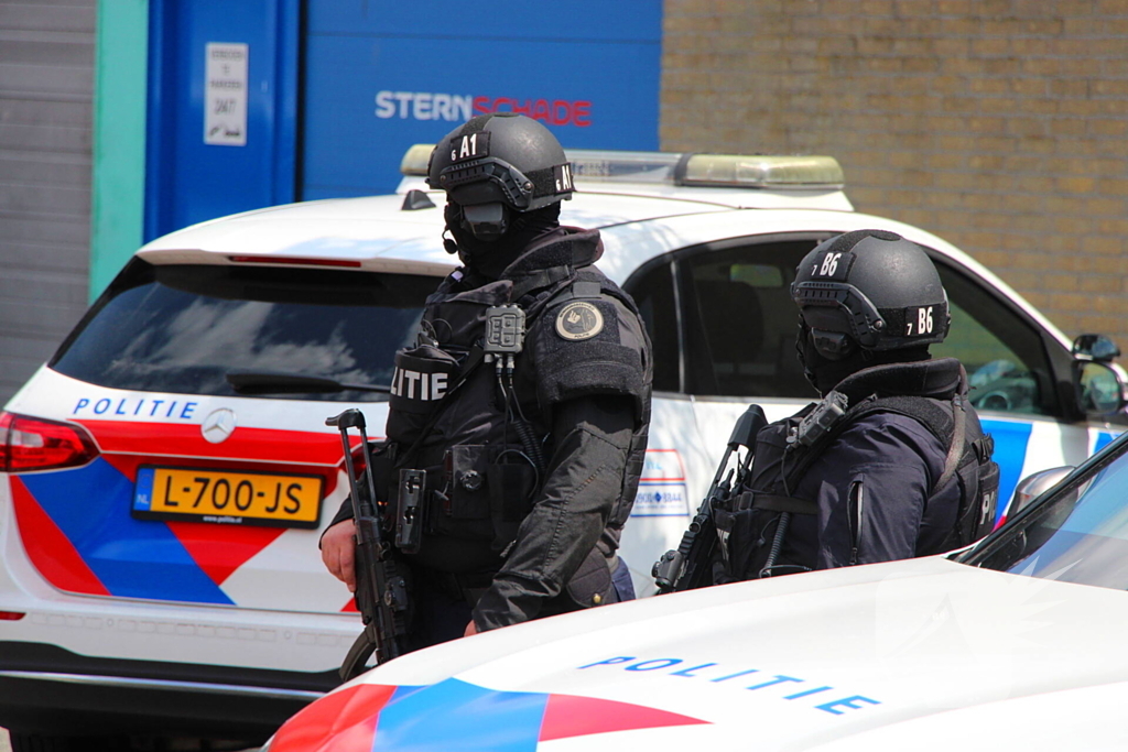 Zwaarbewapende agenten beveiligen drugslab