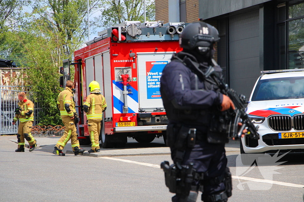 Zwaarbewapende agenten beveiligen drugslab
