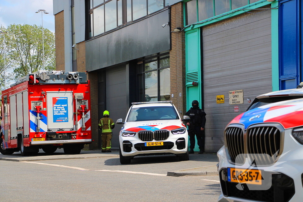 Zwaarbewapende agenten beveiligen drugslab