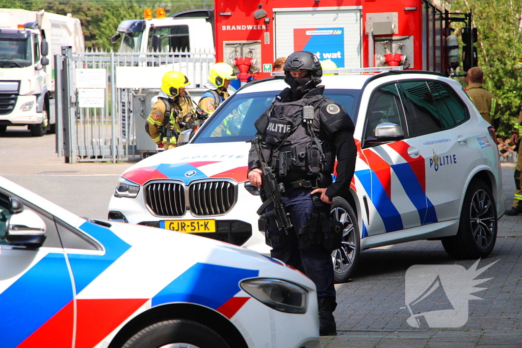 Zwaarbewapende agenten beveiligen drugslab