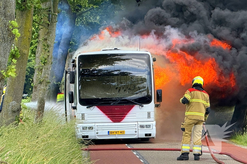 Stadsbus volledig in brand