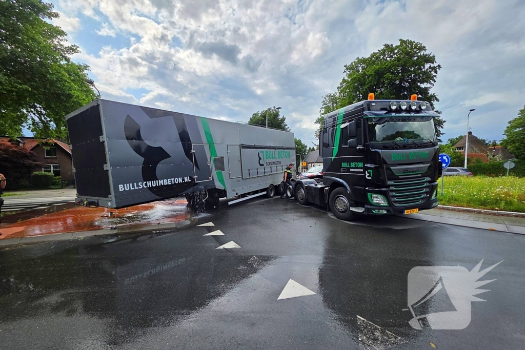 Vrachtwagen verliest oplegger op rotonde