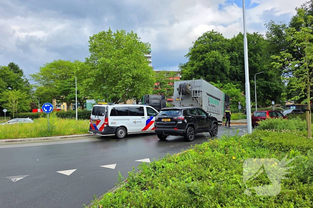 Vrachtwagen verliest oplegger op rotonde
