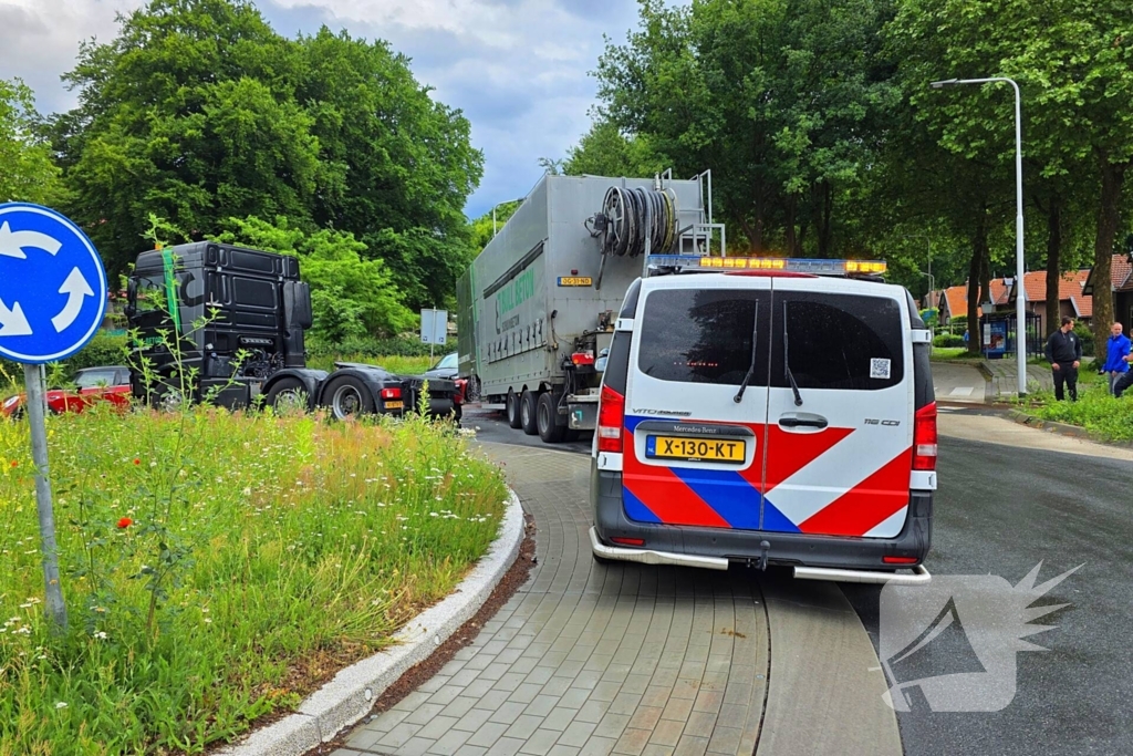 Vrachtwagen verliest oplegger op rotonde