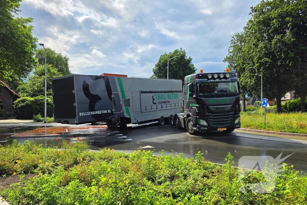 Vrachtwagen verliest oplegger op rotonde