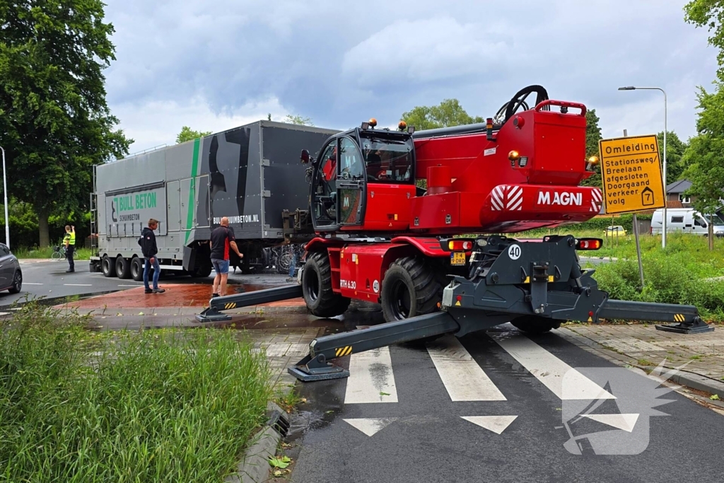 Vrachtwagen verliest oplegger op rotonde