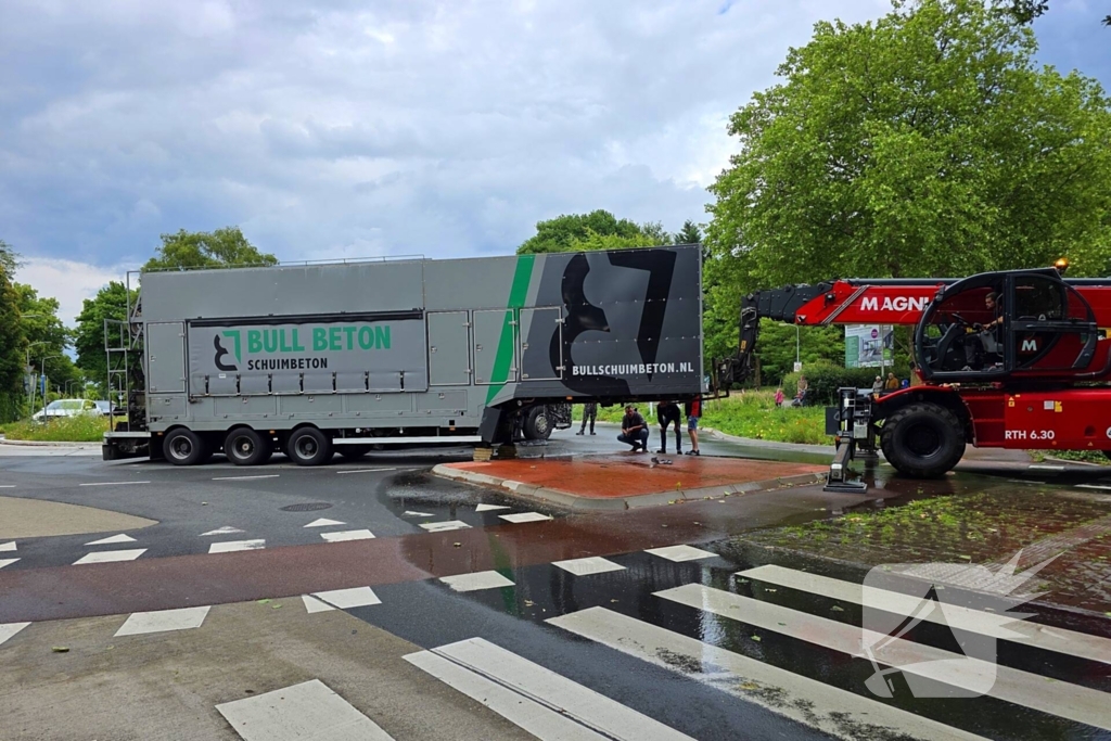 Vrachtwagen verliest oplegger op rotonde