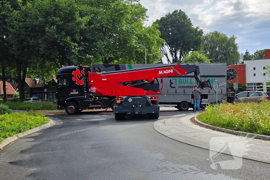 Vrachtwagen verliest oplegger op rotonde