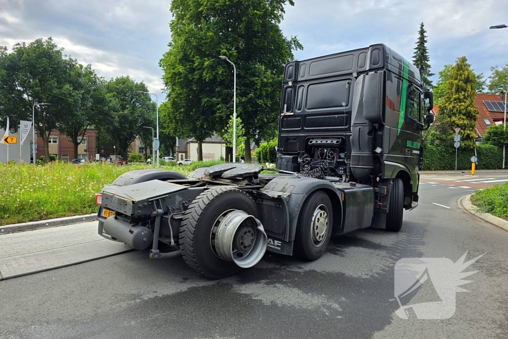 Vrachtwagen verliest oplegger op rotonde