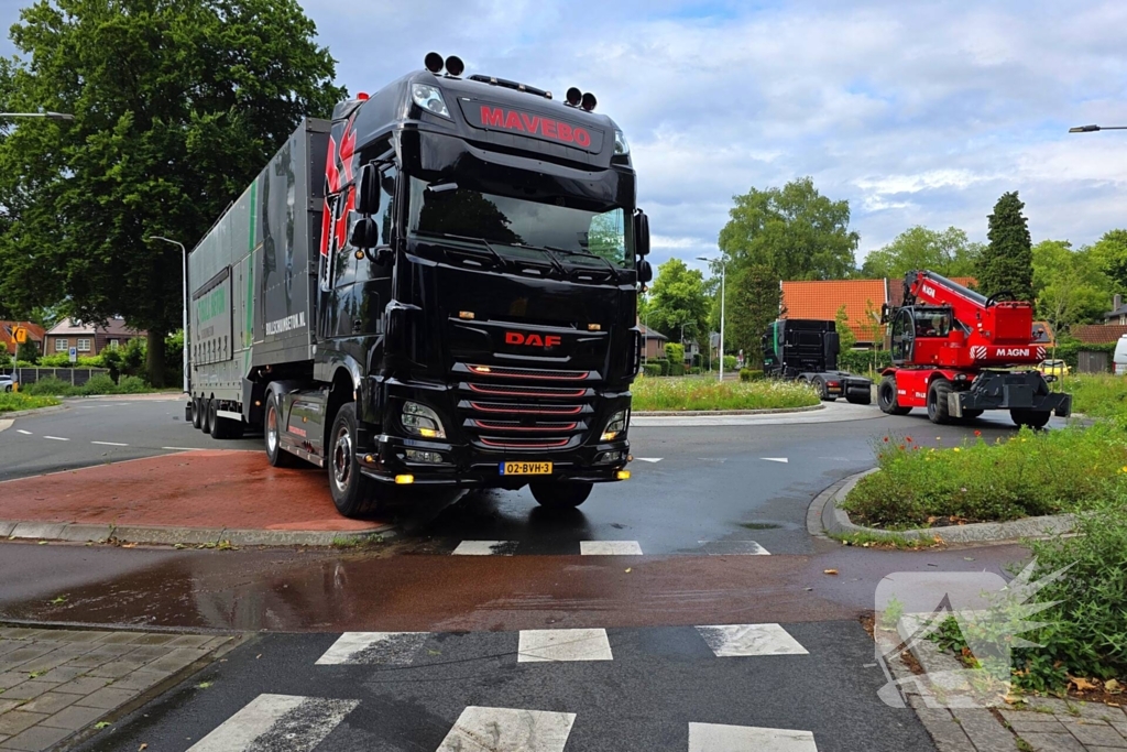 Vrachtwagen verliest oplegger op rotonde