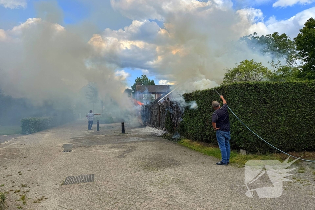 Bewoners blussen met tuinslang