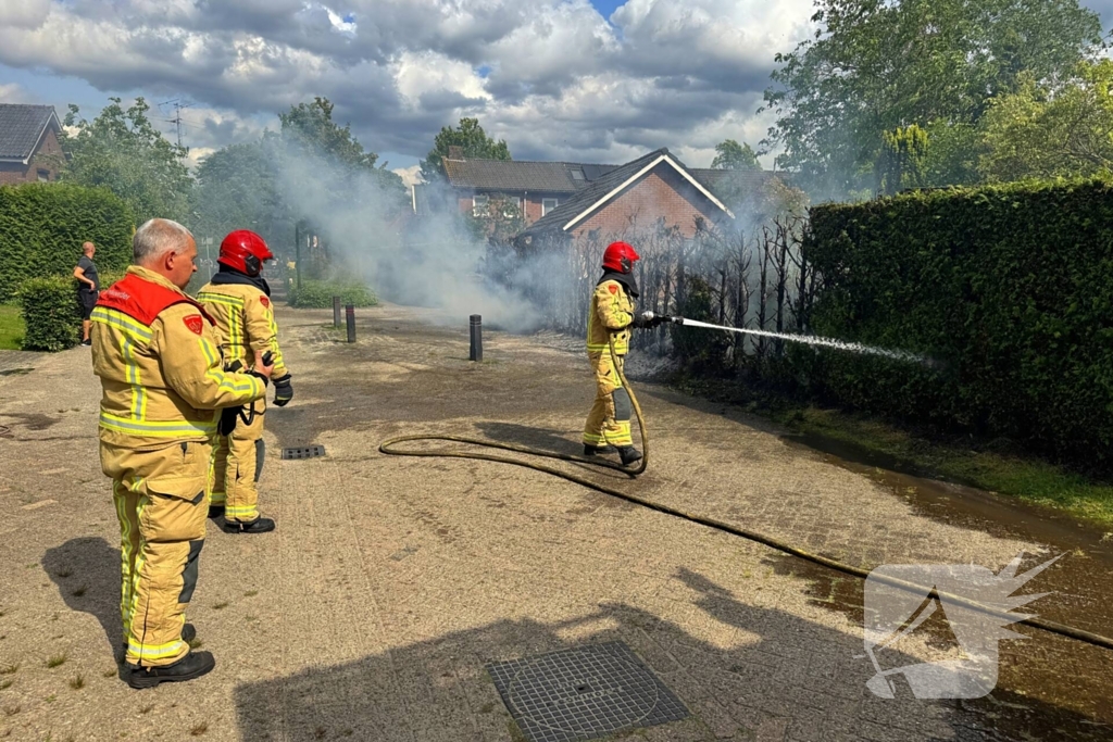 Bewoners blussen met tuinslang