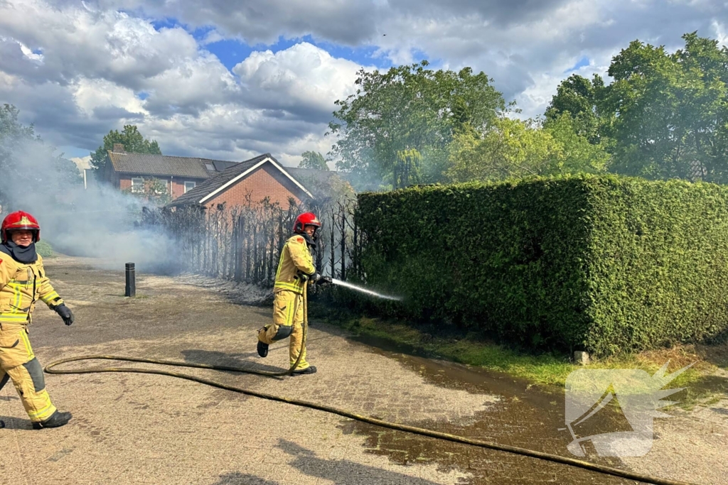 Bewoners blussen met tuinslang