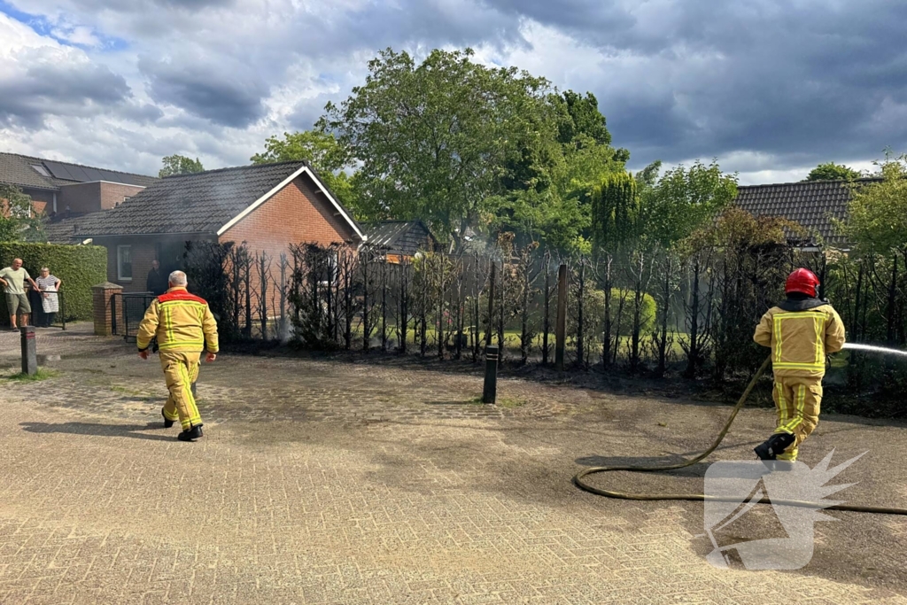 Bewoners blussen met tuinslang