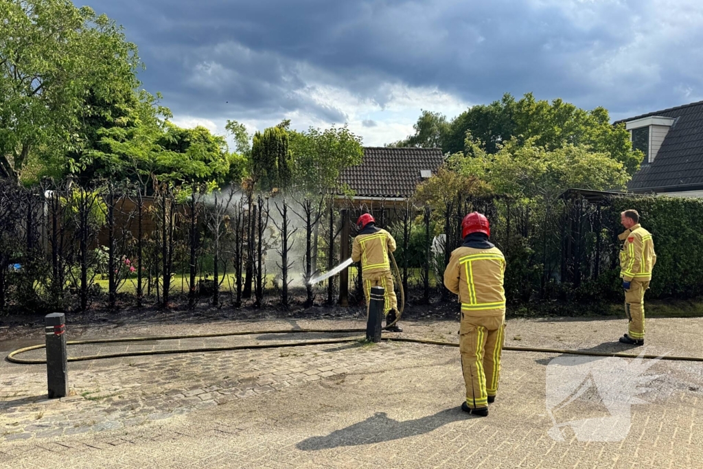 Bewoners blussen met tuinslang