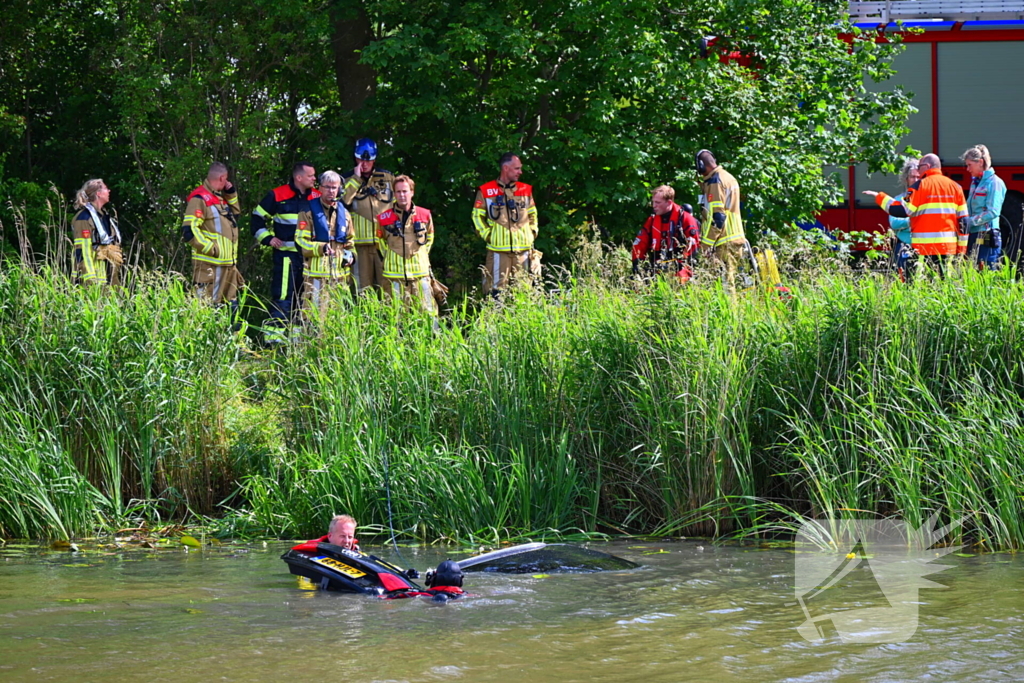 Hulpdiensten in actie na auto te water