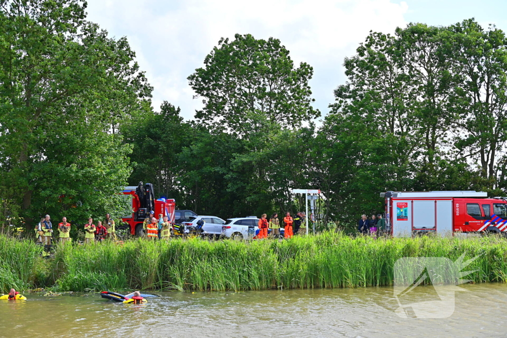 Hulpdiensten in actie na auto te water