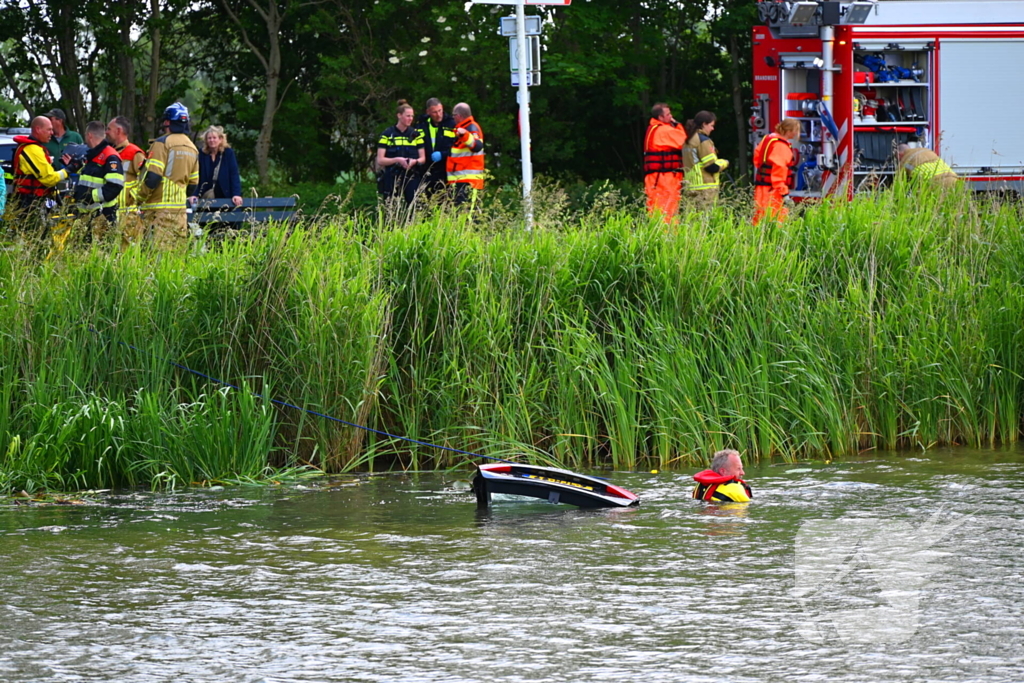 Hulpdiensten in actie na auto te water