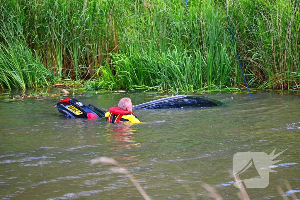 Hulpdiensten in actie na auto te water