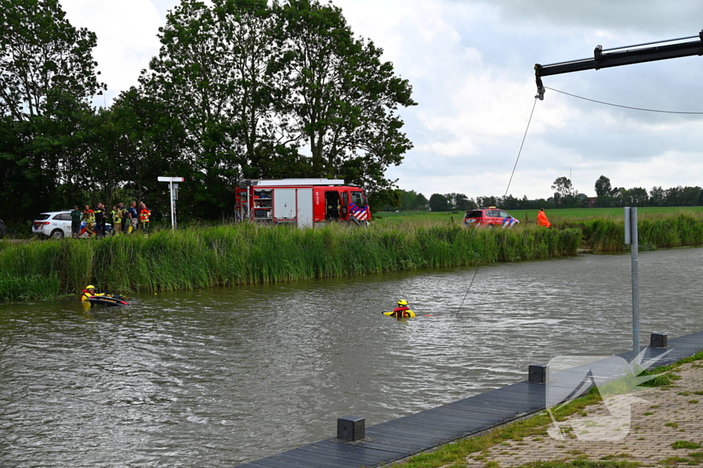 Hulpdiensten in actie na auto te water