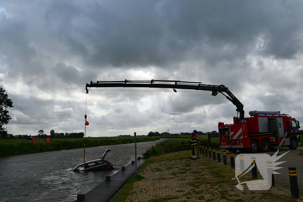 Hulpdiensten in actie na auto te water