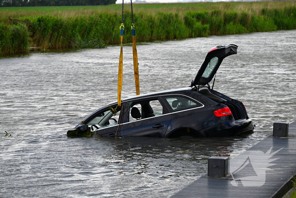 Hulpdiensten in actie na auto te water