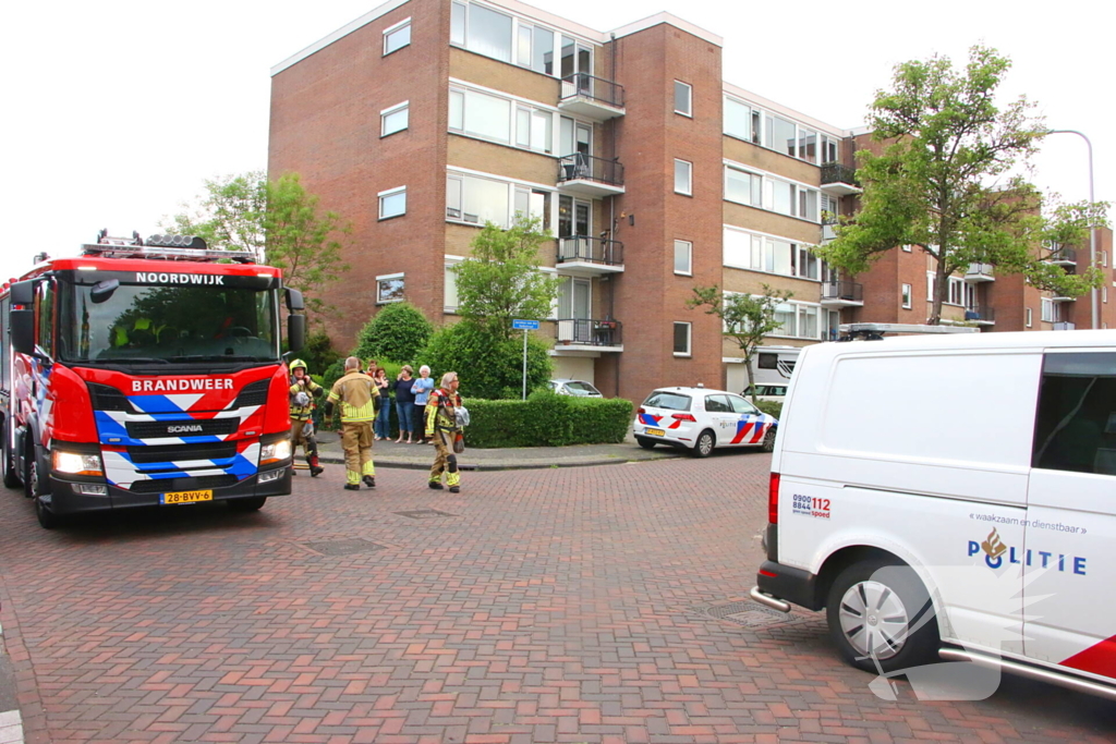 Hulpdiensten groots ingezet voor persoon op balkon, flats ontruimd