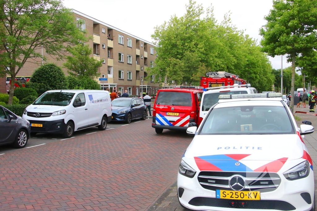 Hulpdiensten groots ingezet voor persoon op balkon, flats ontruimd
