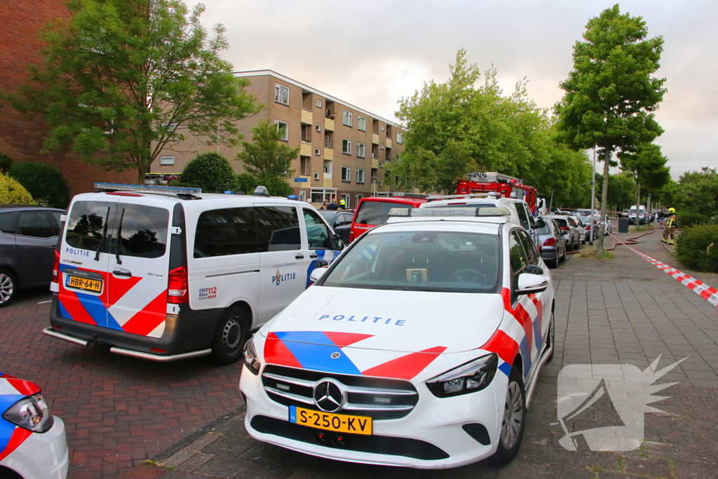 Hulpdiensten groots ingezet voor persoon op balkon, flats ontruimd