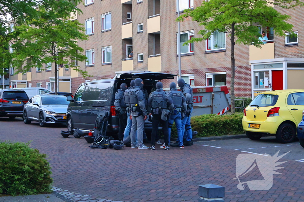 Hulpdiensten groots ingezet voor persoon op balkon, flats ontruimd
