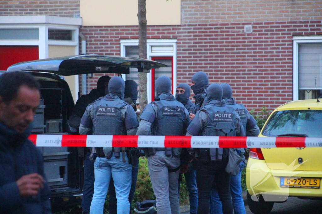 Hulpdiensten groots ingezet voor persoon op balkon, flats ontruimd