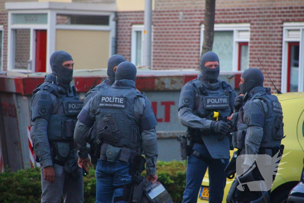 Hulpdiensten groots ingezet voor persoon op balkon, flats ontruimd