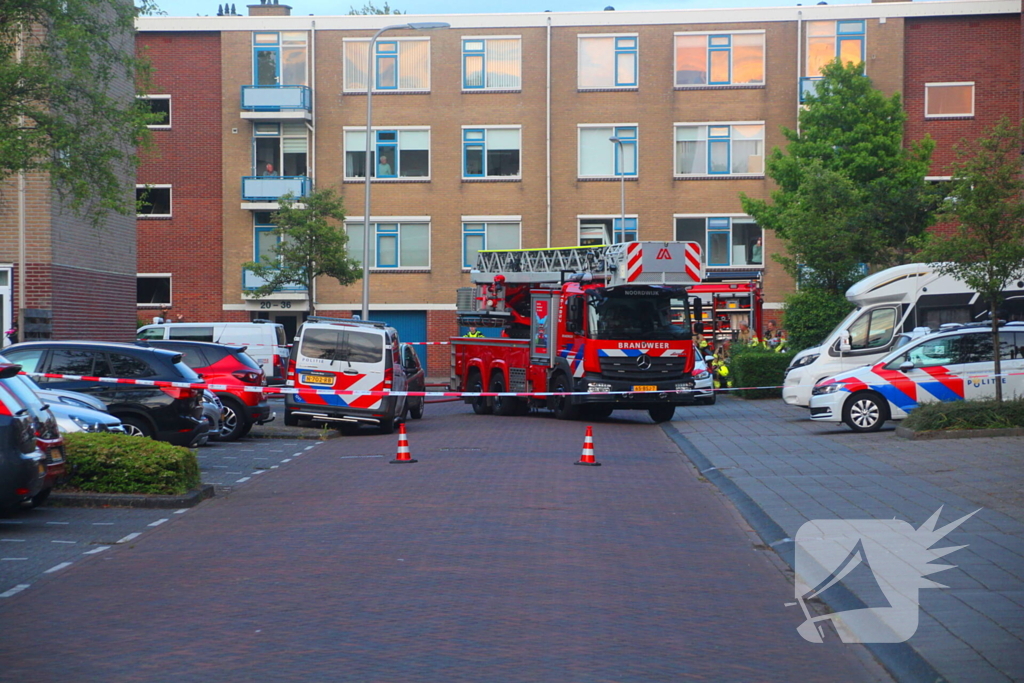 Hulpdiensten groots ingezet voor persoon op balkon, flats ontruimd