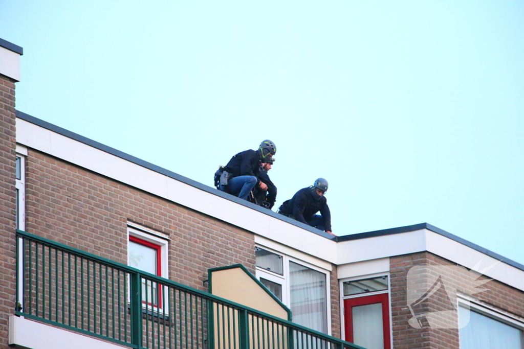 Hulpdiensten groots ingezet voor persoon op balkon, flats ontruimd