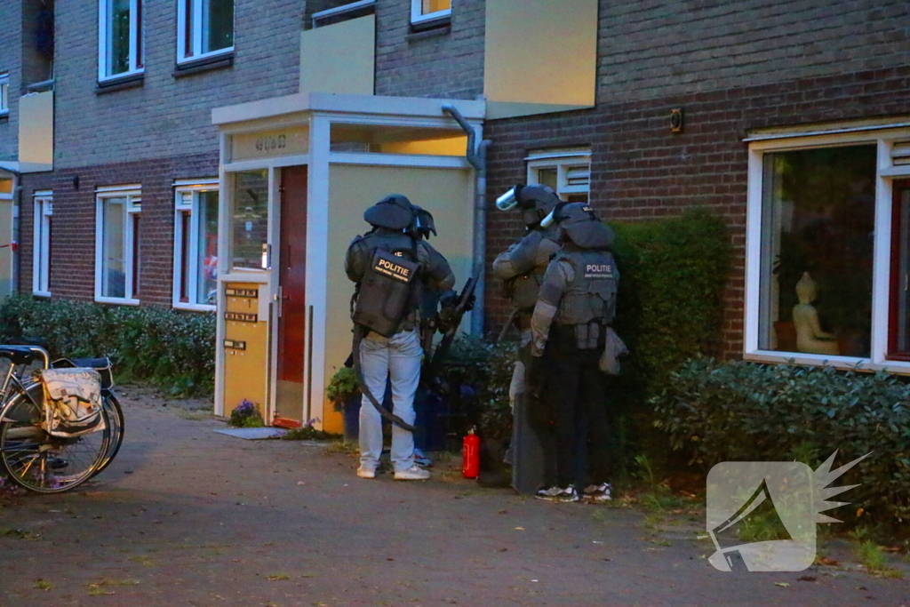 Hulpdiensten groots ingezet voor persoon op balkon, flats ontruimd