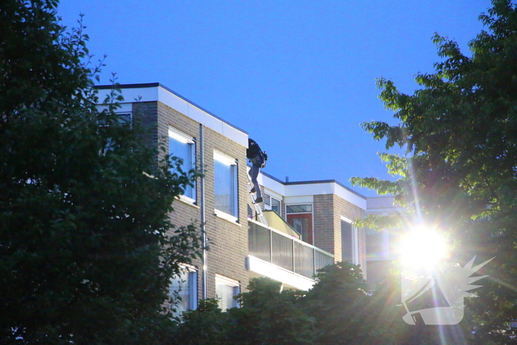 Hulpdiensten groots ingezet voor persoon op balkon, flats ontruimd