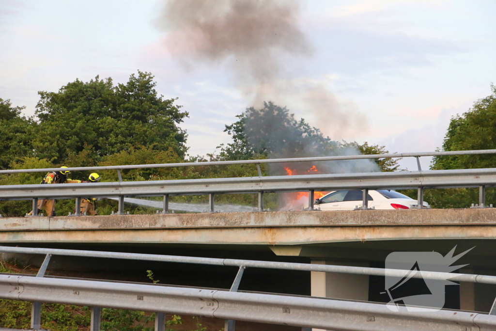 Personenauto al rijdend in brand