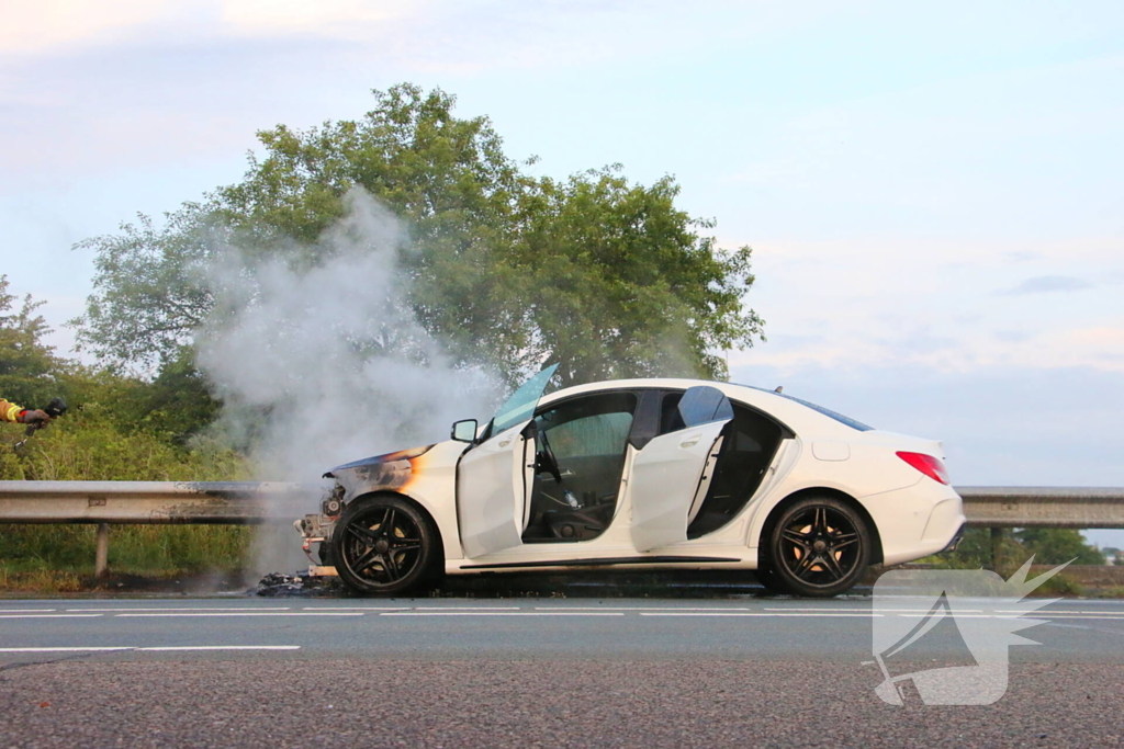 Personenauto al rijdend in brand