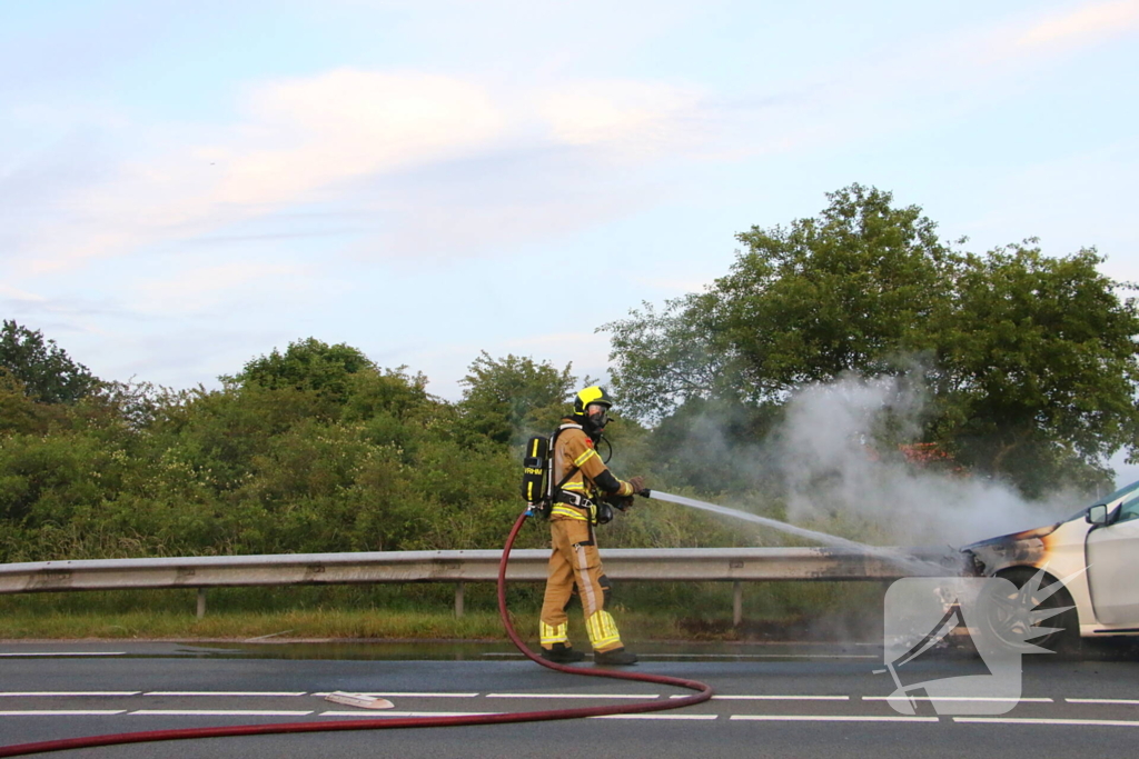 Personenauto al rijdend in brand